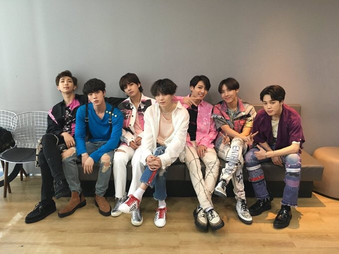 BTS, Jin BTS, Phong cách thời trang BTS, Phong cách BTS, Thời trang BTS, Trang phục BTS, Jin BTS ngơ ngơ như bò đội nón, BTS Jin