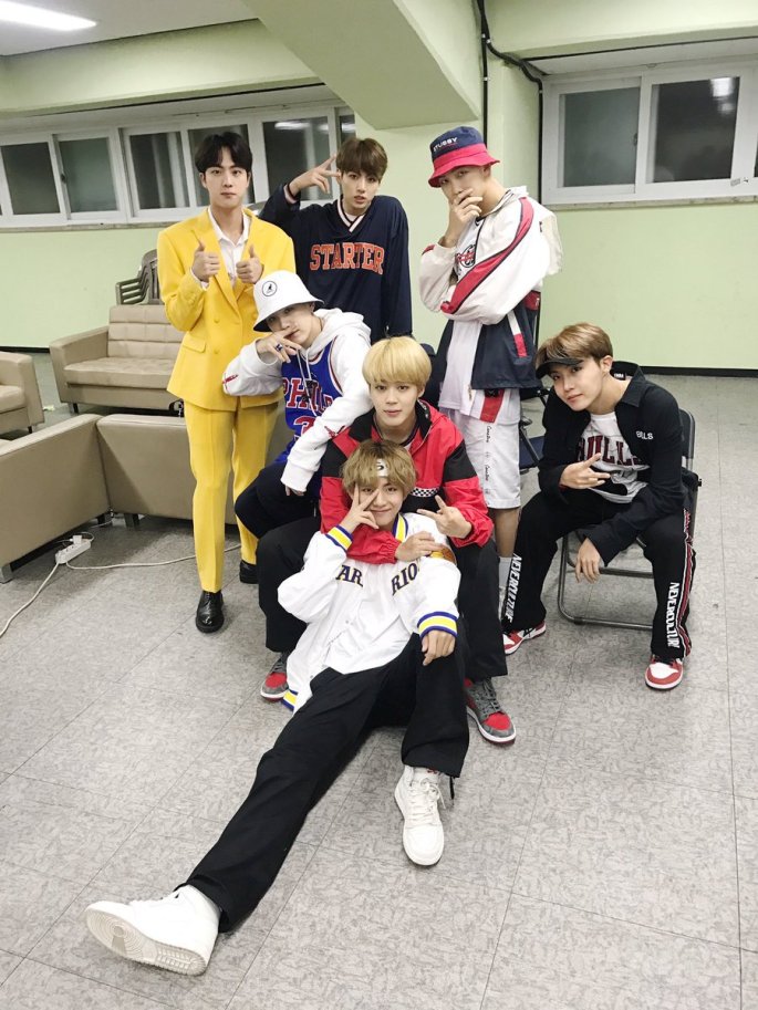 BTS, Jin BTS, Phong cách thời trang BTS, Phong cách BTS, Thời trang BTS, Trang phục BTS, Jin BTS ngơ ngơ như bò đội nón, BTS Jin