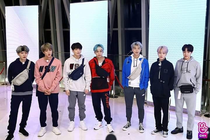 BTS, Jin BTS, Phong cách thời trang BTS, Phong cách BTS, Thời trang BTS, Trang phục BTS, Jin BTS ngơ ngơ như bò đội nón, BTS Jin