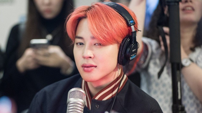 Fan sốc khi bất ngờ gặp Jimin BTS đi mua sắm, ăn lòng dồi ngoài chợ