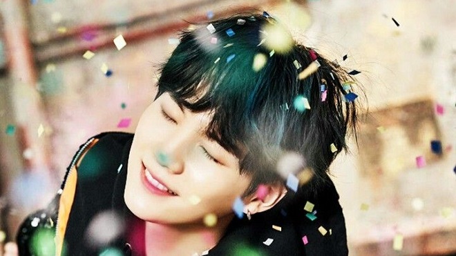 Suga BTS là ông bố chuẩn không cần chỉnh, fan thích thú ngắm vẻ mãn nguyện của anh khi bên ‘con’