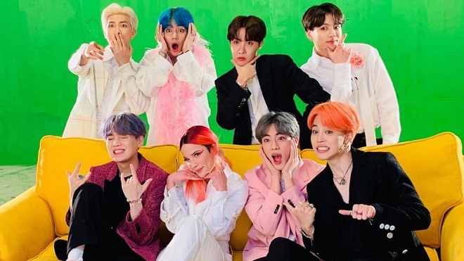 BTS cười như được mùa khi nhận quà từ ‘ông già Noel’ Halsey, đặc biệt là biểu cảm của Suga