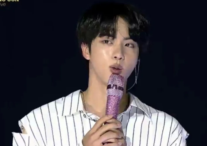 Jin BTS, Jin với biệt danh vai rộng toàn cầu, 7 năm thành lập BTS, hòa nhạc trực tuyến Bang Bang Con, Jin bị rách áo khi nhảy, stylist của BTS, ARMY, Kpop