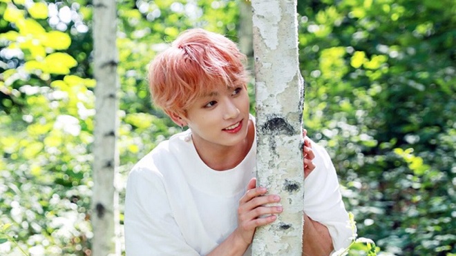 Jungkook BTS cứu mạng người, bị thương mà biểu diễn như không