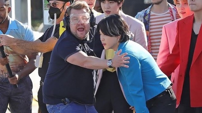 James Corden giật bắn mình khi chạm vào đùi Jimin BTS, đây là lý do