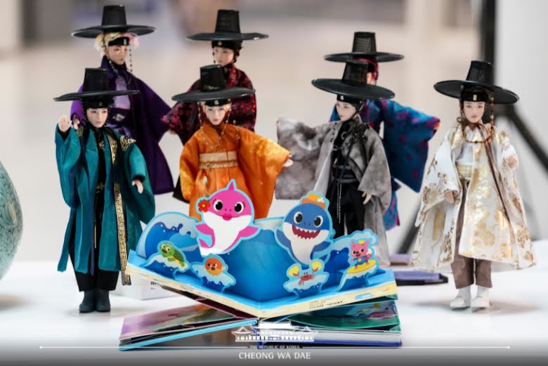 bts, búp bê bts, bts mặc hanbok, bts làm quà ngoại giao, bts doll, bts quà ngoại giao, jin, jimin, jungkook, v bts, jungkook cute, tầm cỡ của bts, bts tầm ảnh hưởng