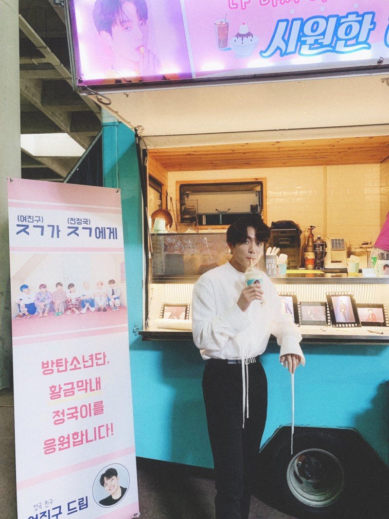 bts, jungkook, jungkook 2022, jungkook instagram, army không tin jungkook đăng kiểu hình này, jungkook cute, jungkook cafe truck, jungkook handsome, jungkook đẹp trai