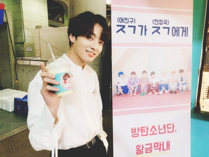 bts, jungkook, jungkook 2022, jungkook instagram, army không tin jungkook đăng kiểu hình này, jungkook cute, jungkook cafe truck, jungkook handsome, jungkook đẹp trai