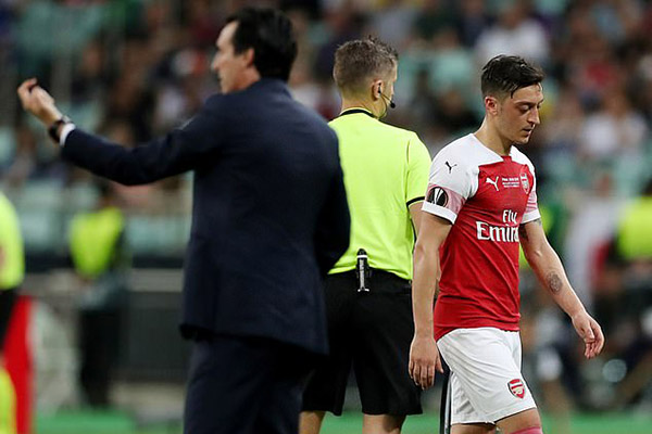 Oezil, Emery, Oezil chửi Emery, Ozil sỉ nhục Emery, tương lai Oezil, Oezil rời Arsenal, Arsenal bán Oezil, Arsenal vs Chelsea, chung kết Europa League, Arsenal, Chelsea 