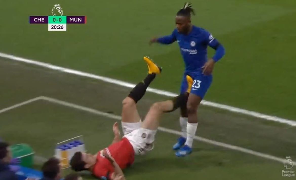 Ket qua bong da, Chelsea vs MU, video Chelsea vs MU, Solskjaer, Lampard, Maguire, kết quả bóng đá, kết quả Ngoại hạng Anh, Maguire phạm lỗi với Batshuayi, thẻ đỏ, VAR, MU