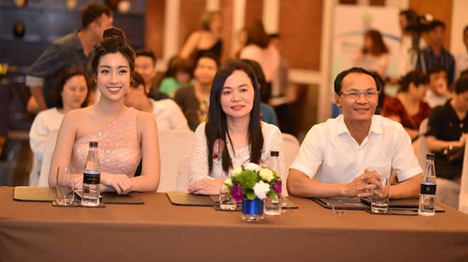 'Hoa hậu đẹp nhất năm 2017' Đỗ Mỹ Linh xuất hiện lộng lẫy cạnh các chuyên gia ẩm thực
