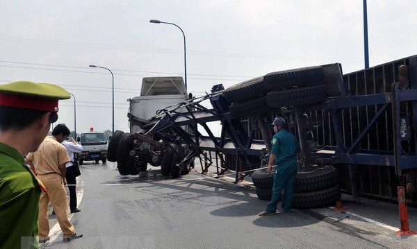 VIDEO: Lật xe container, các tuyến đường gần sân bay ùn tắc hơn 5 giờ