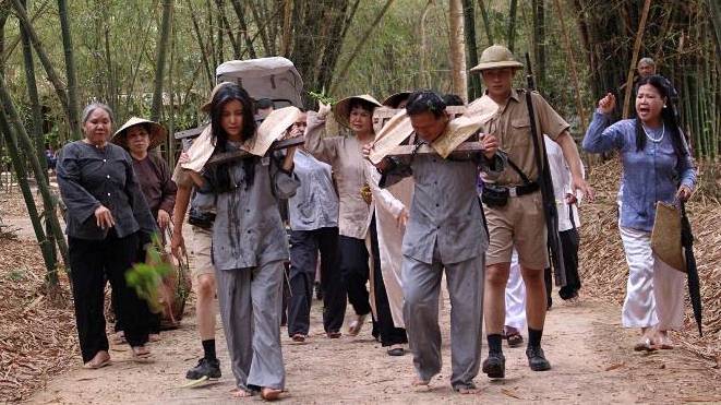 Tiếng sét trong mưa: Cao Thái Hà tiết lộ cảnh đeo gông, bị ném trứng vào đầu