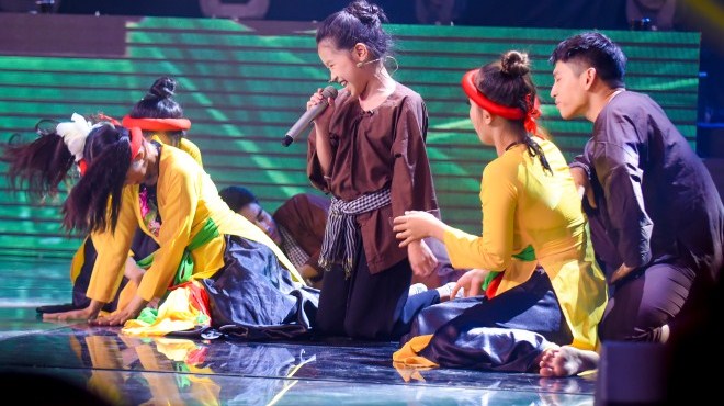 Tập 12 'Giọng hát Việt nhí': 'Cô bé Chí phèo’ ăn vạ trên sân khấu khiến khán giả cười ngất