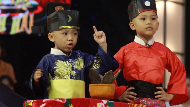 Thách thức danh hài: 5 'chú tiểu' Bồng Lai hóa Bao Công khiến Trấn Thành cười 'té ghế' 