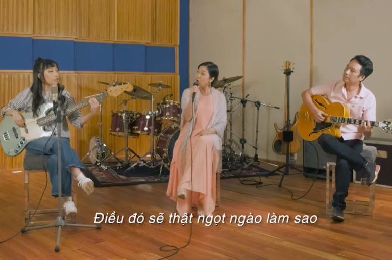 'Thần tượng đối thần tượng': Mỹ Anh đánh đàn bass, hát cùng bố mẹ tại nhà