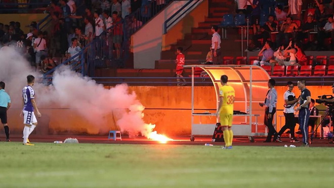 VIDEO: Án phạt cho Hà Nội FC và Nam Định, sân Hàng Đẫy bị đóng cửa 2 trận