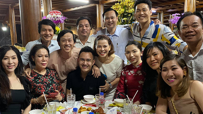 Con trai ruột từ Mỹ về Việt Nam dự sinh nhật danh hài Hoài Linh