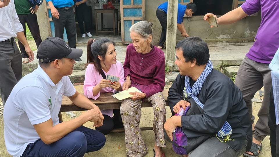 Quyền Linh, Quyền Linh làm từ thiện, Sao Việt từ thiện, Miền Trung lũ lụt, Quyen Linh, vợ con Quyền Linh, Thuỷ Tiên, miền Trung bão lũ, Quyền Linh Vượt lên chính mình