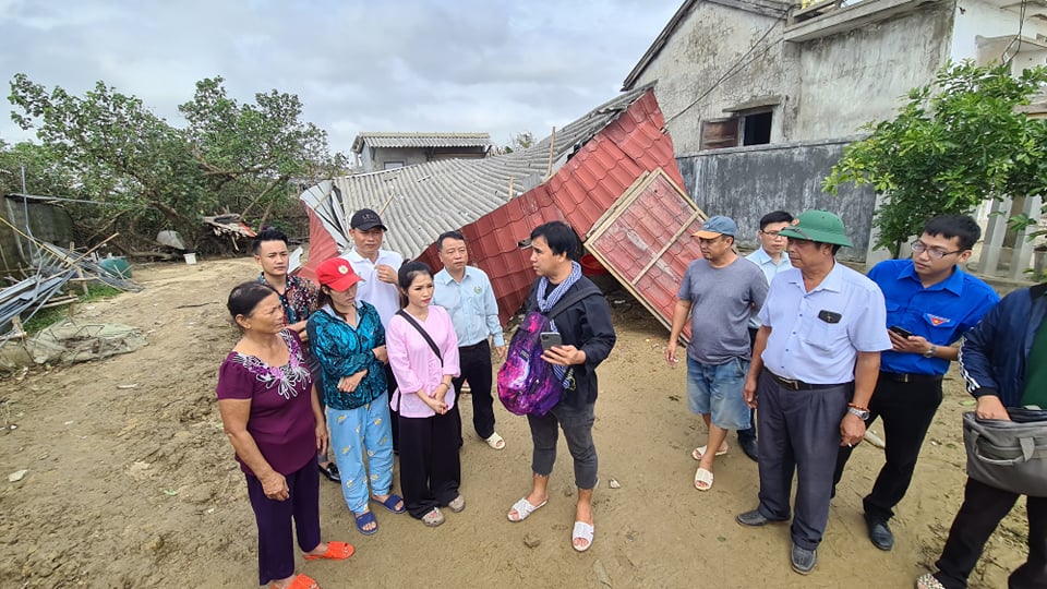 Quyền Linh, Quyền Linh làm từ thiện, Sao Việt từ thiện, Miền Trung lũ lụt, Quyen Linh, vợ con Quyền Linh, Thuỷ Tiên, miền Trung bão lũ, Quyền Linh Vượt lên chính mình