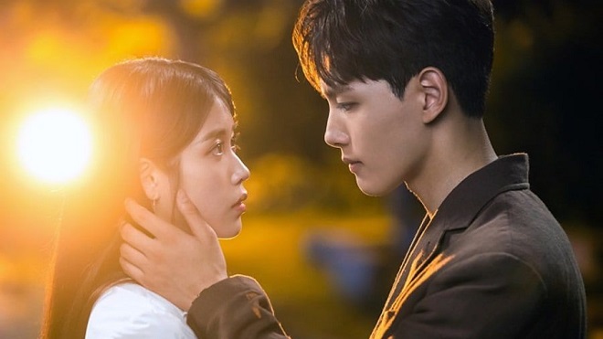 'Hotel Del Luna': Lụi tim với cảnh IU vừa hát nhạc phim vừa hôn đắm đuối nam chính 