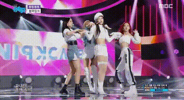 Blackpink, Jennie Blackpink, Video Jennie Blackpink bảo vệ Jisoo khỏi tình huống hớ hênh, Jennie Blackpink che váy Jisoo, Ddu du ddu du, Lisa Blackpink, Rose Blackpink
