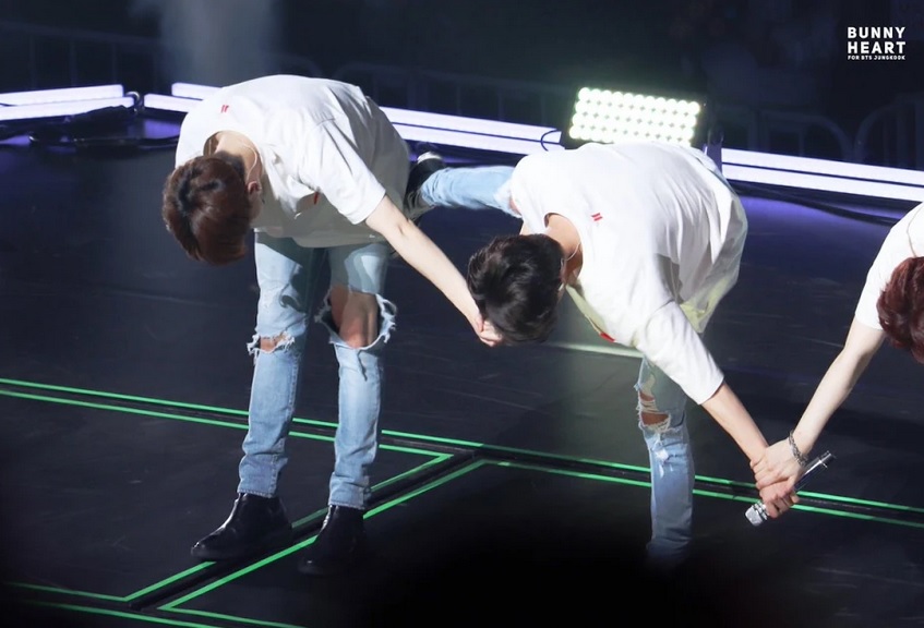 BTS, Jin, Jungkook, J Hope, Jhope, Jin BTS, Jungkook BTS, J Hope BTS, Jin bị hôn trộm, Jungkook hôn trộm Jin, Jungkook hôn trộm, nụ hôn Jin BTS, nụ hôn Jungkook BTS