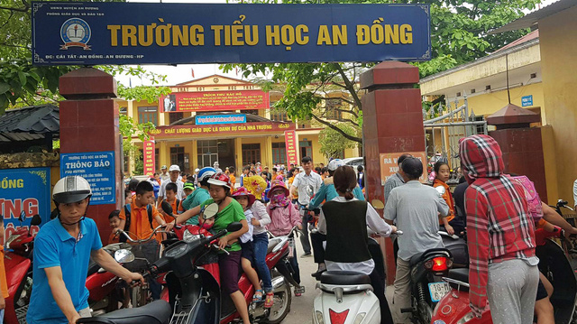 Sẽ đuổi việc cô giáo bắt học sinh uống nước giẻ lau bảng