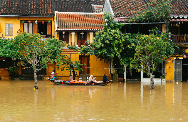 Bão số 6 - Siêu bão Mangkhut tăng tốc vào đất liền và suy yếu thành áp thấp nhiệt đới