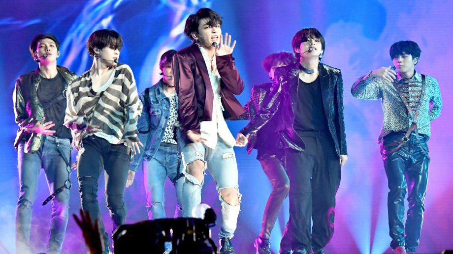 BTS, Màn diễn của BTS ở Saudi Arabia gây phẫn nộ, Love Yourself Speak Yourself, Boy With Luv, BTS news, BTS tin tức, BTS Đồng tính, BTS song tính, BTS tour