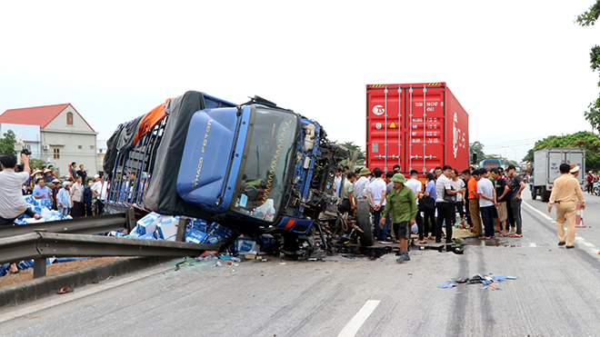 CẬP NHẬT: Tai nạn thảm khốc trên quốc lộ 5 làm 6 người chết, 2 người bị thương