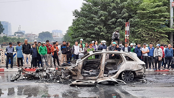 Tai nạn giao thông, Tai nạn lê văn lương, Tai nạn hà nội, Cháy ô tô, tngt, Mercedes GLC200, tai nạn Hà Nội, Tai nạn giao thông Lê Văn Lương, tai nạn cháy ô tô