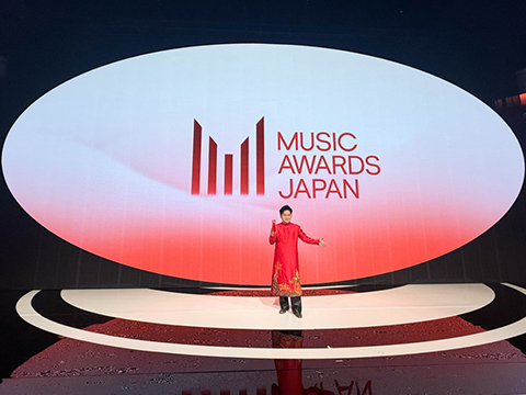 Tùng Dương tự hào hát "Một vòng Việt Nam" khi nhận giải thưởng International Special Awards