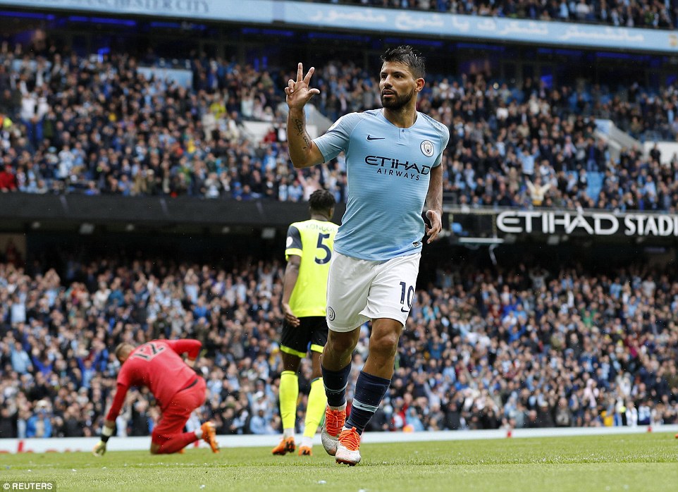 Video clip bàn thắng Man City 6-1 Huddersfield: Hat-trick cho Aguero!