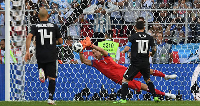 Ronaldo gọi bằng hat-trick, Messi đáp trả bằng... đá hỏng penalty, Argentina trả giá